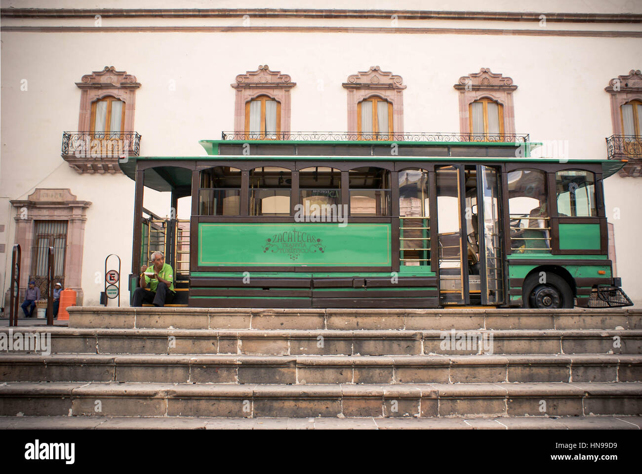 Zacatecas, Mexiko - 17. Oktober 2014: Retro-Touristenbus und dessen Fahrer gesehen werden, auf dem Hauptplatz in die schöne historische Zentrum von Zacatecas, mich Stockfoto