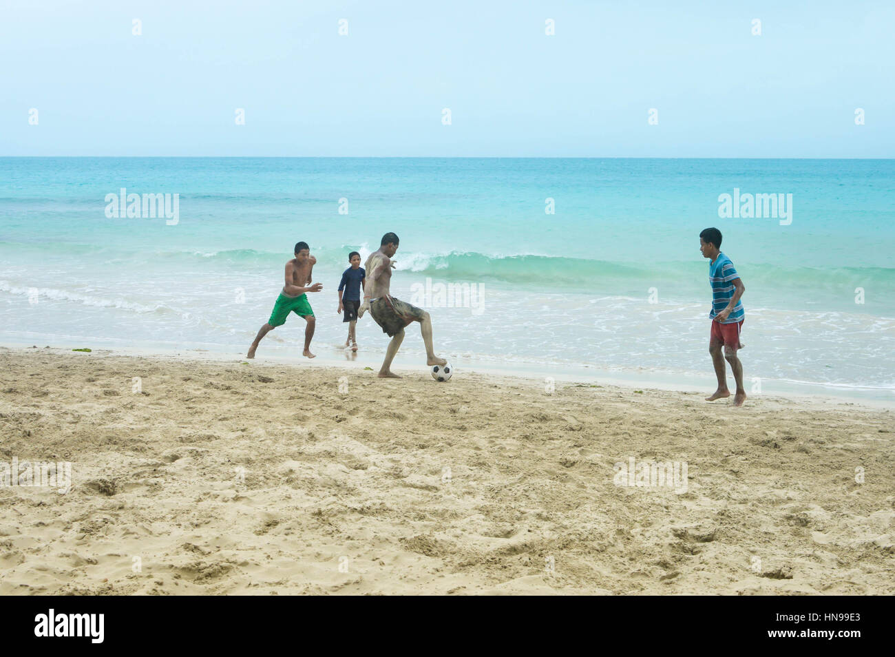 Great Corn Island, Nicaragua - 10. Juli 2015: Lokale Jugendliche Fußball spielen am Strand der Karibik in Great Corn Island, Nicaragua Stockfoto
