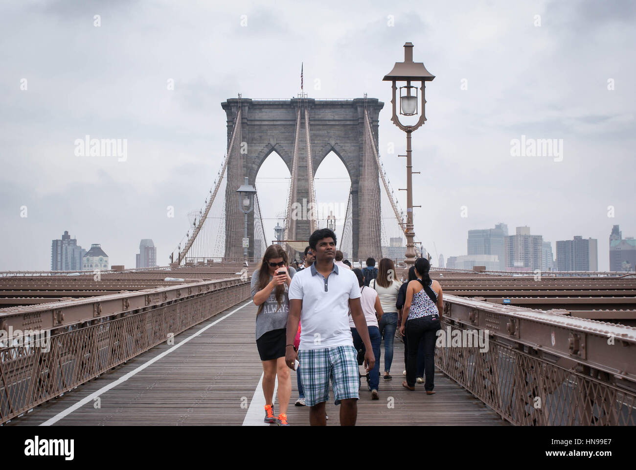 New York, USA – 22. September 2014: Touristen Spaziergang die berühmte Brooklynbridge in New York, USA Stockfoto