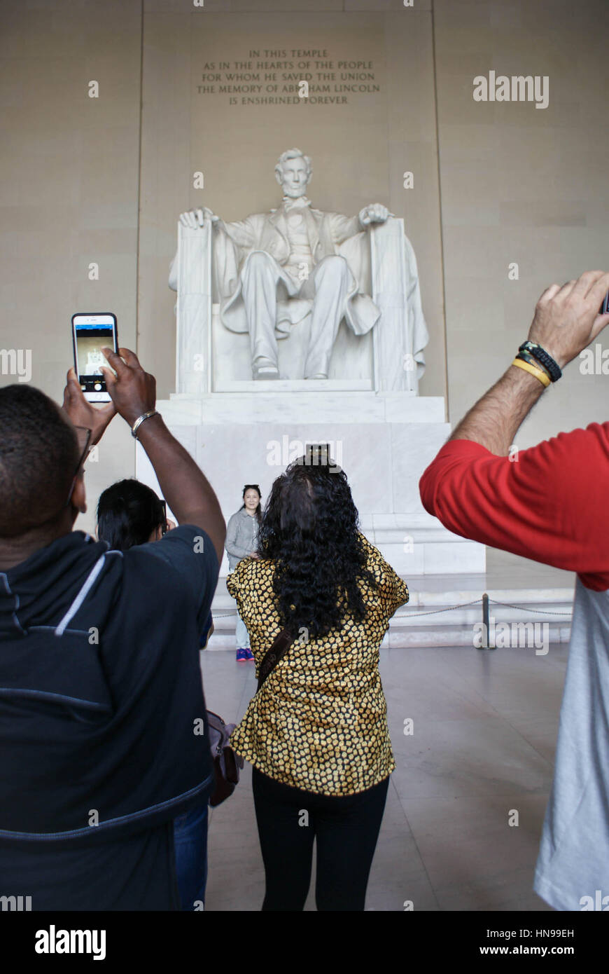 Washington DC, USA - 27. September 2014: Touristen fotografieren und posieren vor der ikonischen Lincoln-Statue am Lincoln Memorial, Washington DC, USA Stockfoto