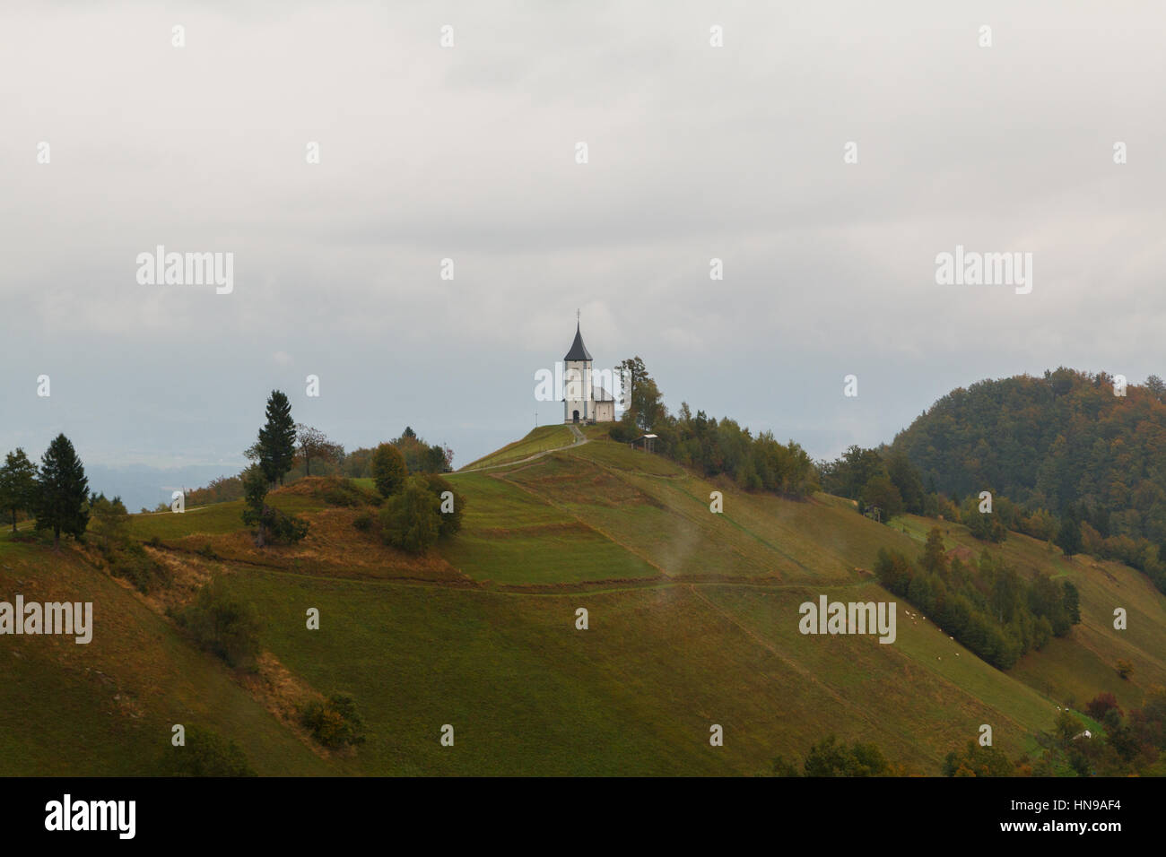 Jamnik Kirche auf einem Hügel im Herbst bei Sonnenuntergang in Slowenien, Europa Stockfoto