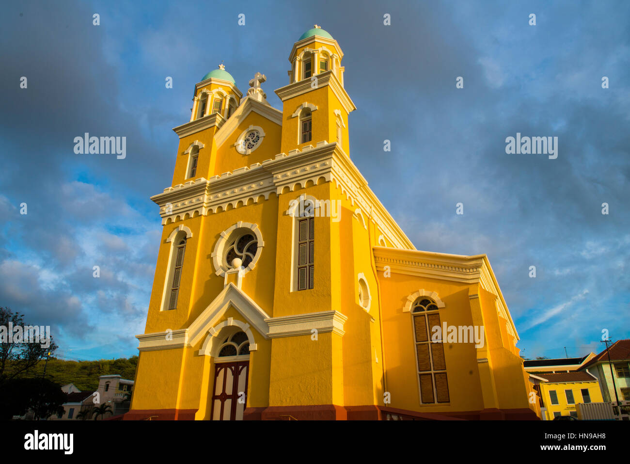Gelbe Kirche in Willemstand, Hauptstadt der ehemaligen niederländischen Antillen-Insel Curaçao, Karibik Stockfoto