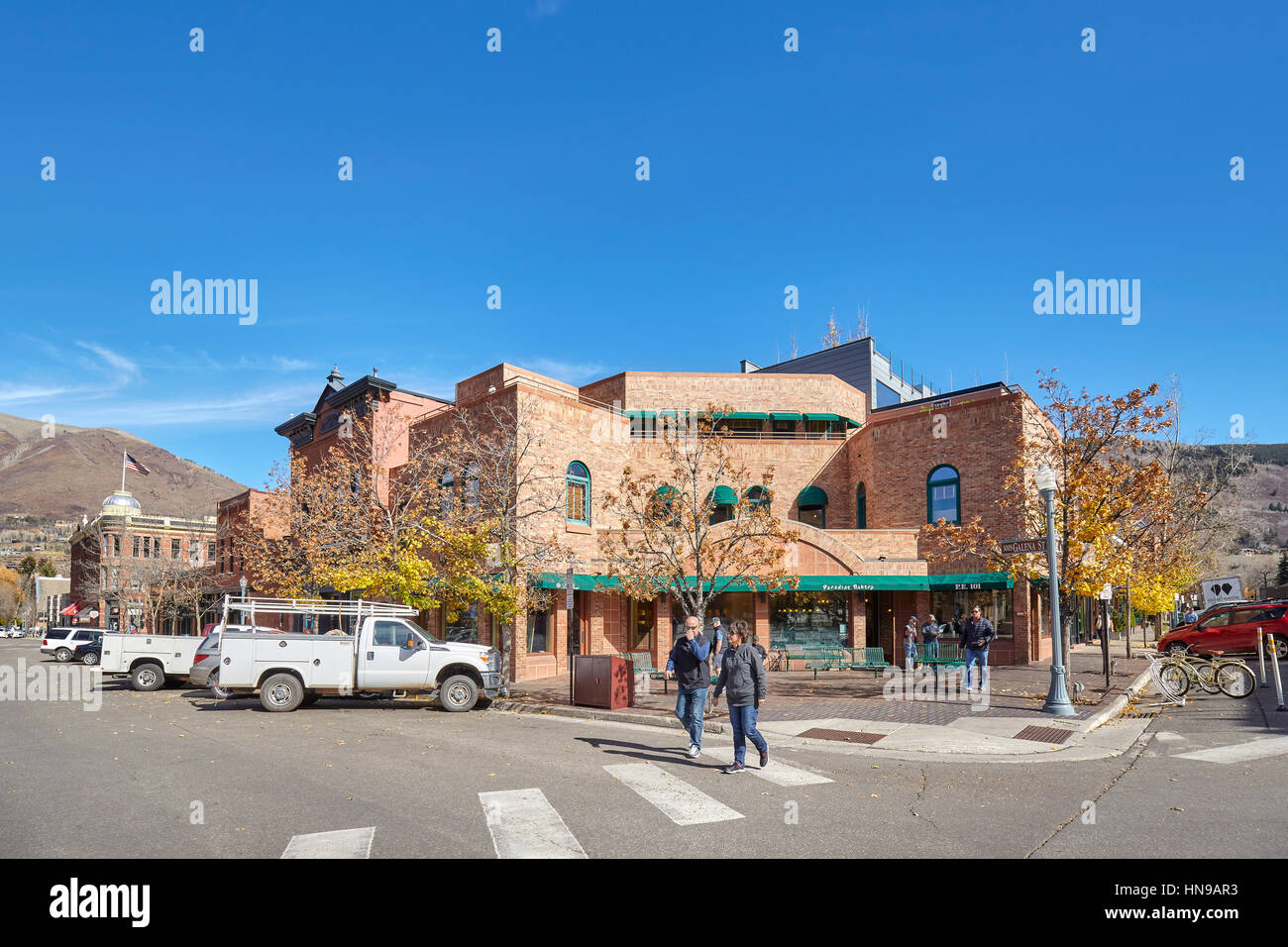 Aspen, USA - 20. November 2016: Menschen überqueren Sie die Straße in der Innenstadt. Aspen ist eines der bekanntesten Skigebiete der Welt. Stockfoto