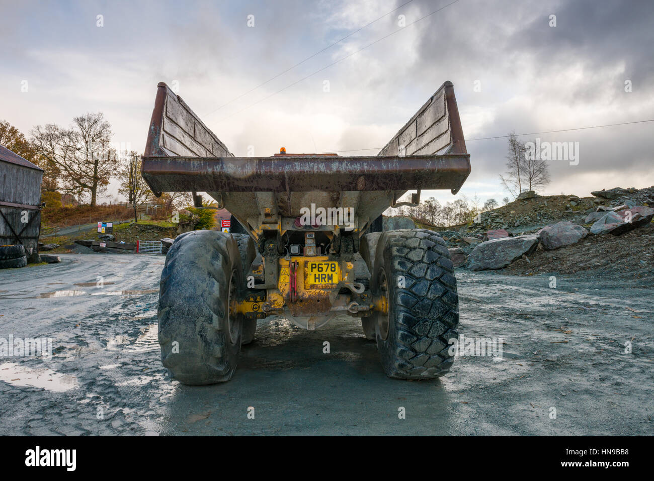 Ein Volvo BM A25C 6 x 6 knickgelenkten Dumper in Elterwater Steinbruch, Cumbria, England. Stockfoto