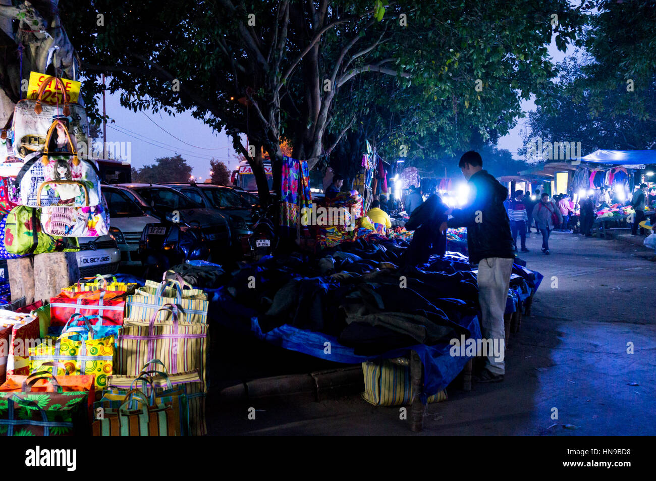 Delhi, Indien - 28. Jan. 2017: Street Market in Chandni Chowk in der Nähe von red fort in der Nacht. Offene Geschäfte perfekt geeignet für Low Budget. Stockfoto