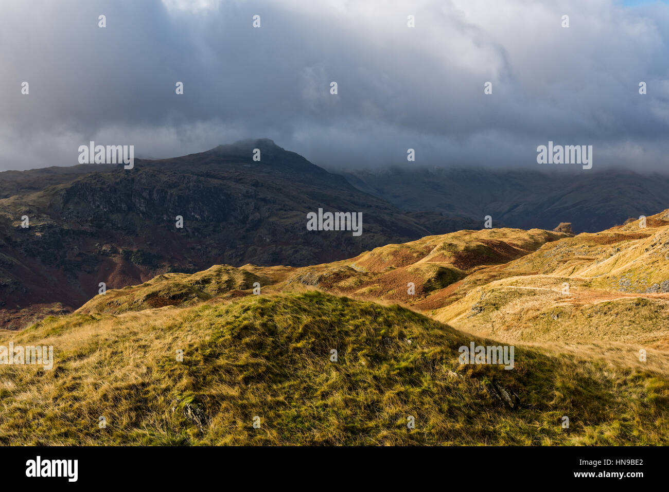 Hecht von Blisko auf Wrynose fiel betrachtet von Lingmoor Fell, Nationalpark Lake District, Cumbria, England. Stockfoto