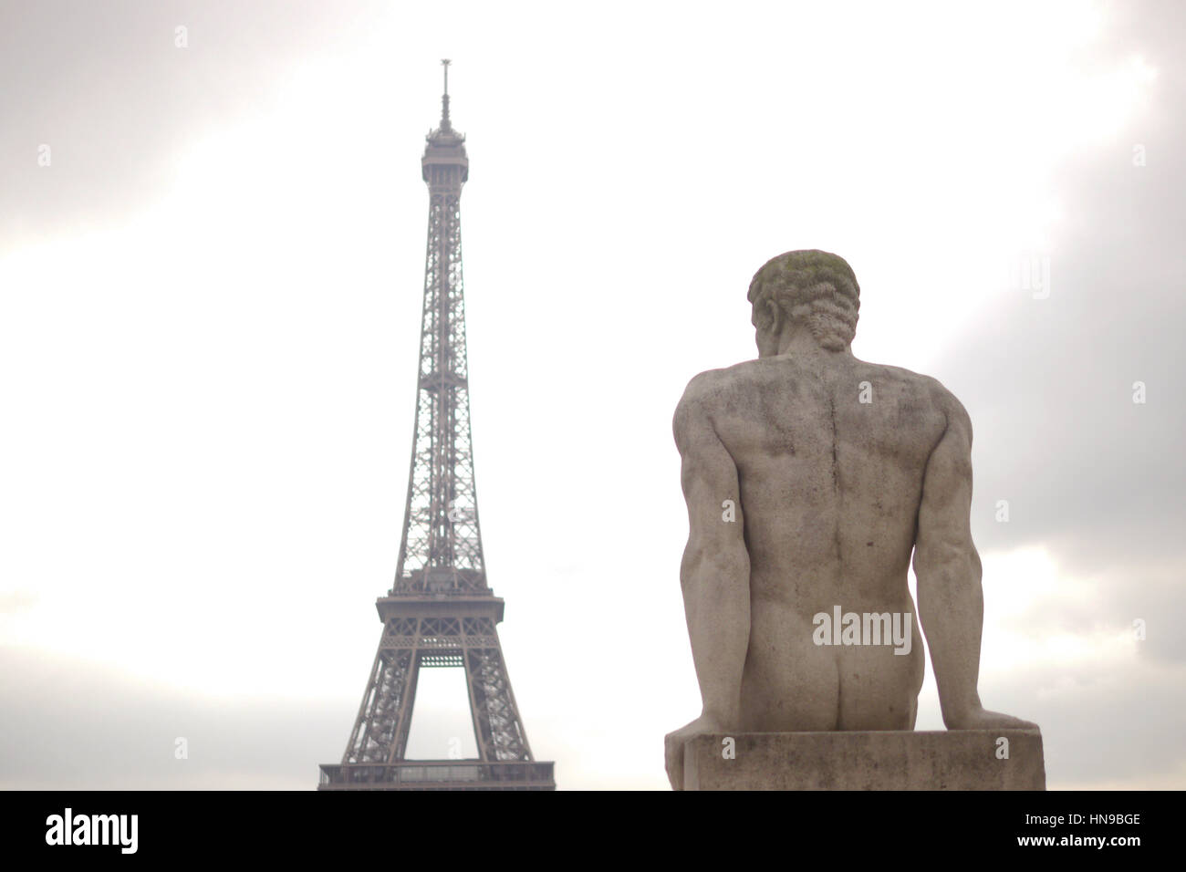 Statue der Mann blickte auf den Eiffelturm in Paris Frankreich. Stockfoto