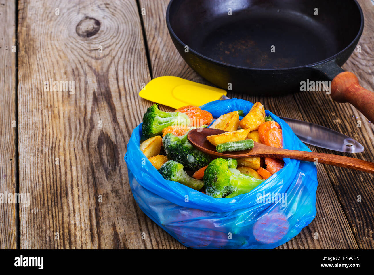 Gemischtes Gemüse in einem blauen Beutel eingefroren Stockfoto