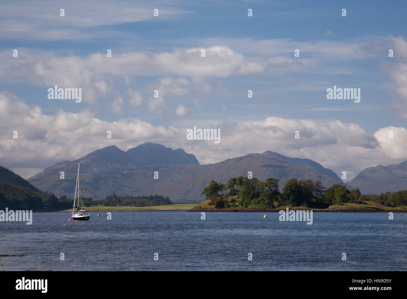 Yacht auf Loch Leven in der Nähe von North Ballachulish, Lochaber, Highland, Schottland, UK Stockfoto