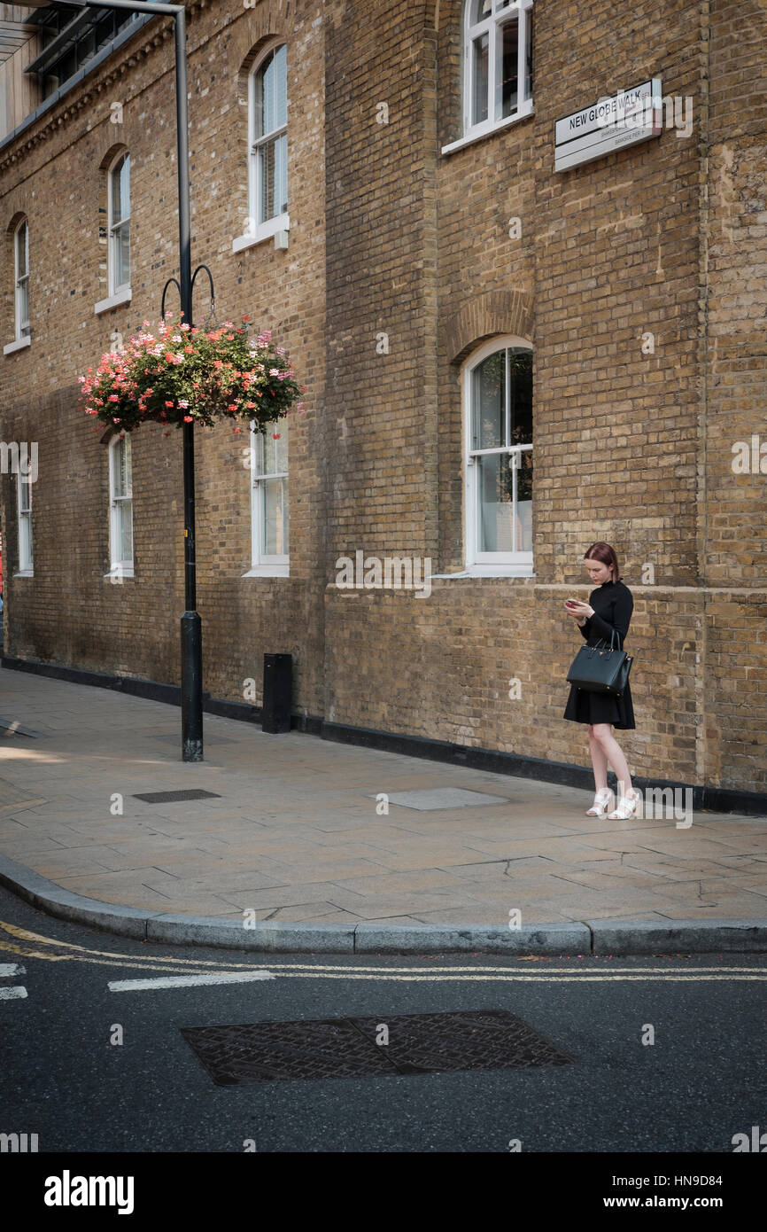 Elegante Mädchen warten auf ihr Datum, Bankside, London, 2016 Stockfoto