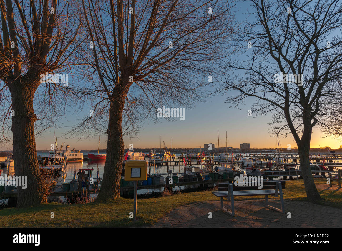 Blick über das kleine Fischerdorf Habor Strande Gemeinschaft mit seinen Fischerbooten, Ostsee, Schleswig Holstein, Deutschland Stockfoto