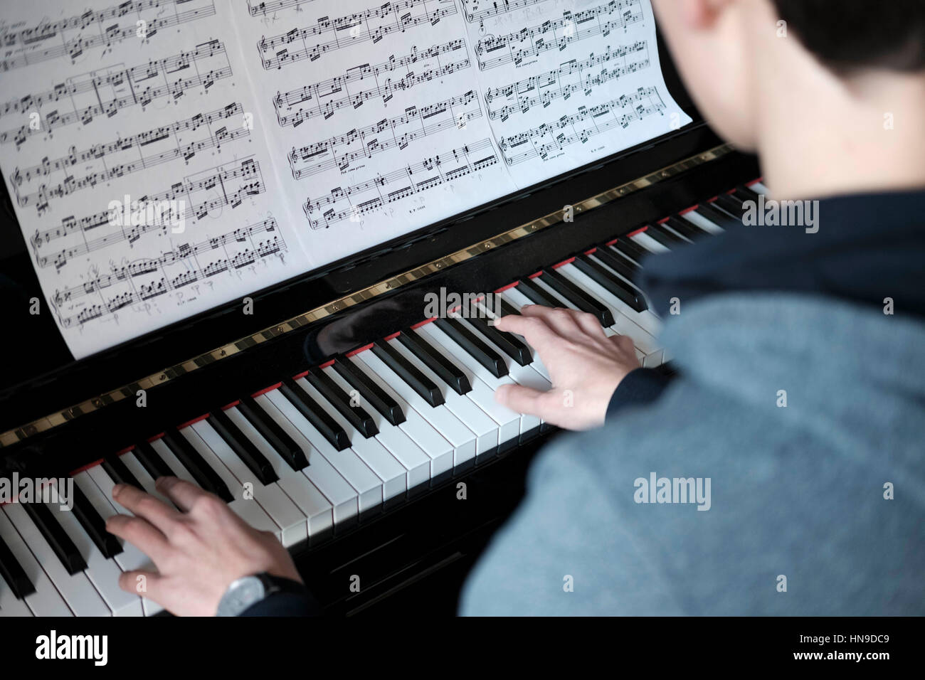 Teenager spielt Klavier Stockfoto