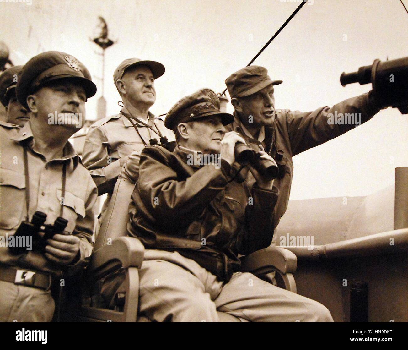 US-General Douglas MacArthur, Center, Brigadier General Courtney Whitney, links, und Generalmajor Edward Almond, beobachten Naval Beschuss von USS Mt. McKinley während der Invasion von Inchon im Koreakrieg 14. September 1950. Stockfoto