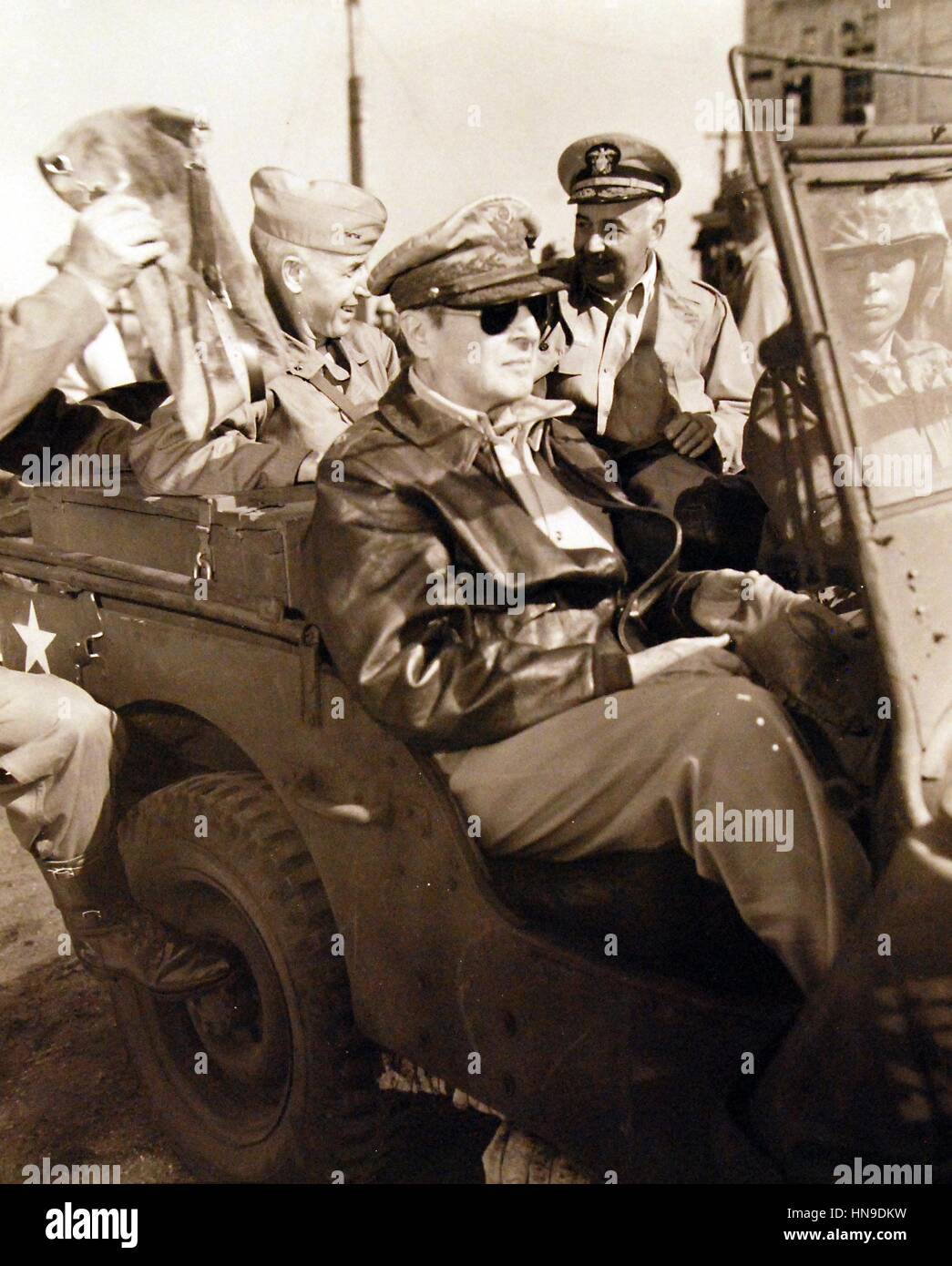 US-General Douglas MacArthur, center Vice Admiral Arthur Struble, und Generalmajor Oliver P. Smith verwenden einen Jeep zu Inspektion der Hafenanlagen während der Invasion von Inchon im Koreakrieg 16. September 1950. Stockfoto