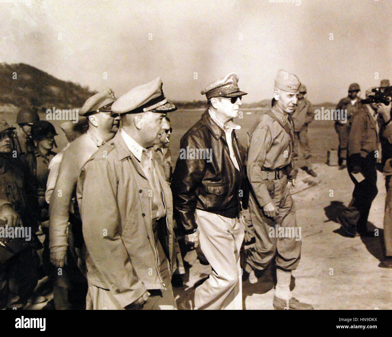 US-General Douglas MacArthur, Zentrum, Vice Admiral Arthur Struble, rechts, und Generalmajor Oliver P. Smith inspizieren Hafenanlagen während der Invasion von Inchon im Korea-Krieg 15. September 1950. Stockfoto