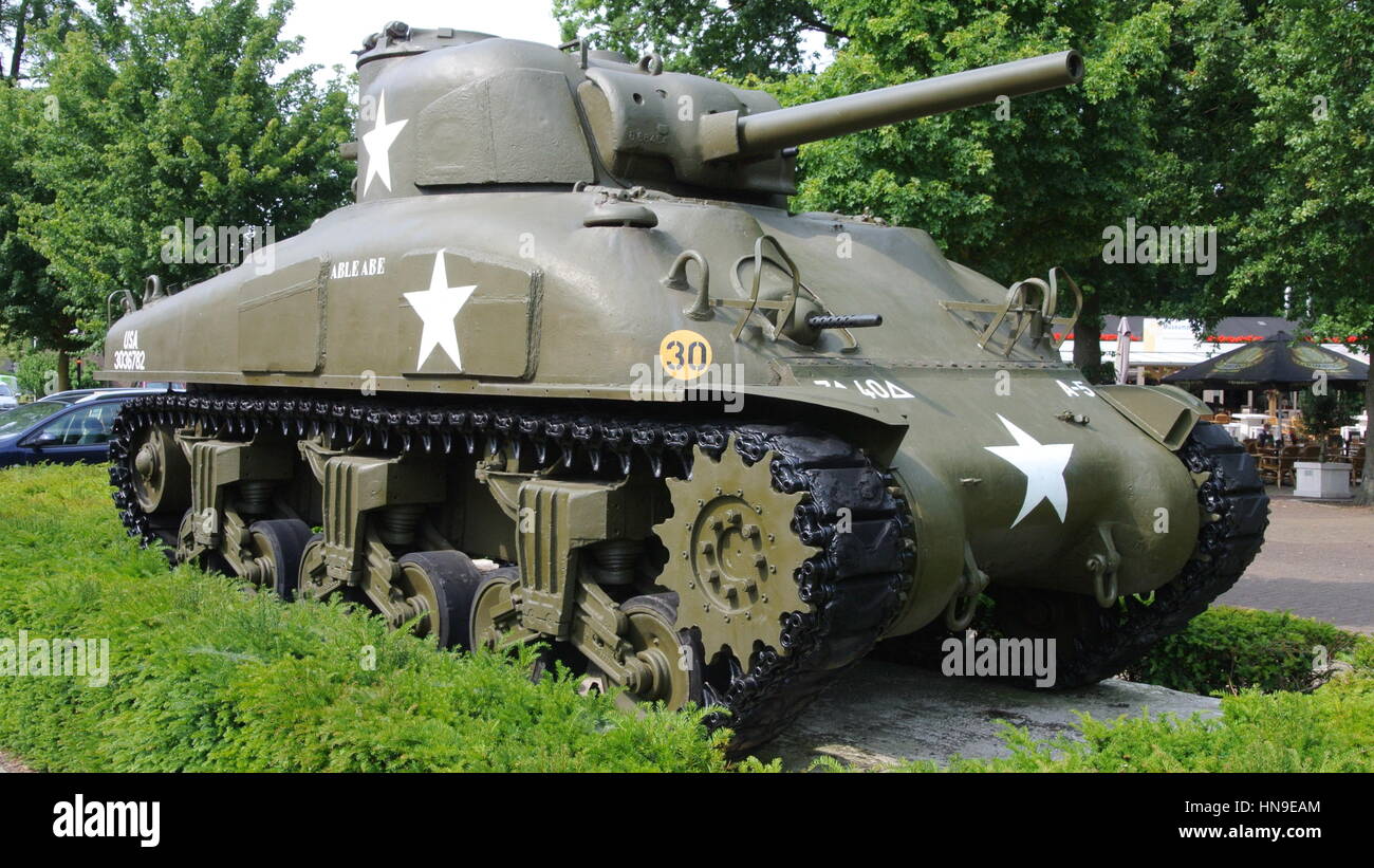 Sherman M4A1 76w Tank auf Display Sockel montiert, Stockfoto