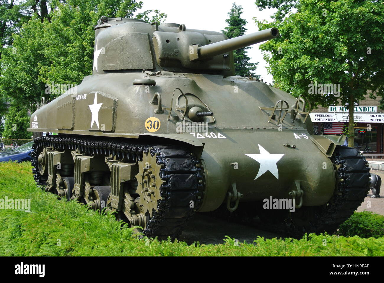 Sherman M4A1 76w Tank auf Display Sockel montiert, Stockfoto