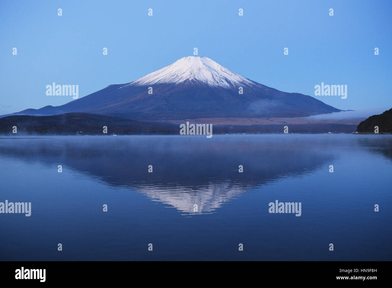 Nachtansicht des bewölkten Himmel und Mount Fuji in der Nacht vom Yamanaka-See, Yamanashi Präfektur, Japan Stockfoto