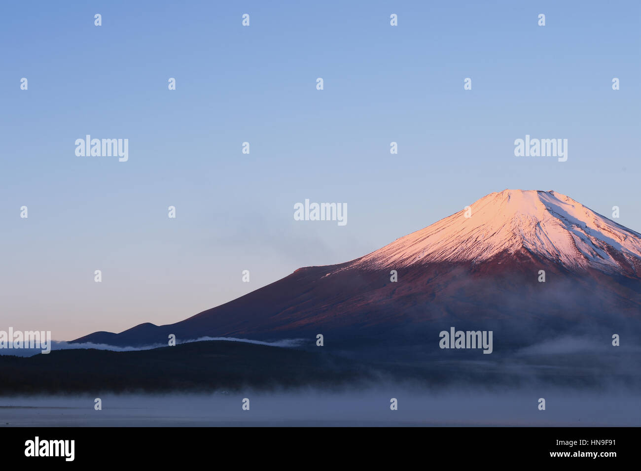 Morgenlicht beleuchtet Mount Fuji am Yamanaka-See, Yamanashi-Präfektur, Japan Stockfoto