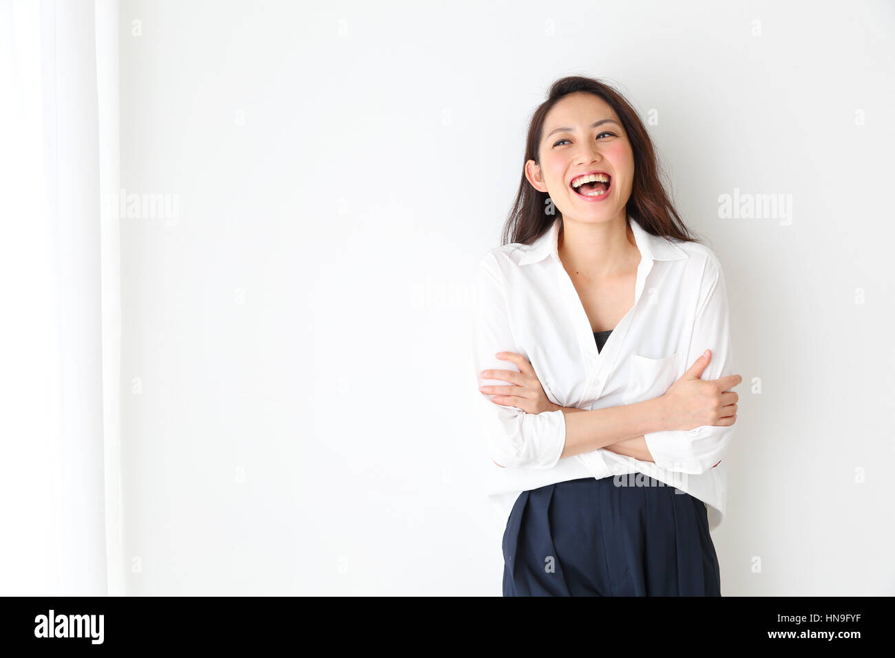 Attraktive Japanerin in einem luftigen Raum Stockfoto