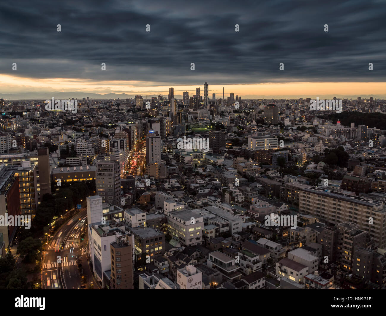 Dramatischer Himmel über Tokio Stadtbild vor Sonnenuntergang, Tokyo, Japan Stockfoto