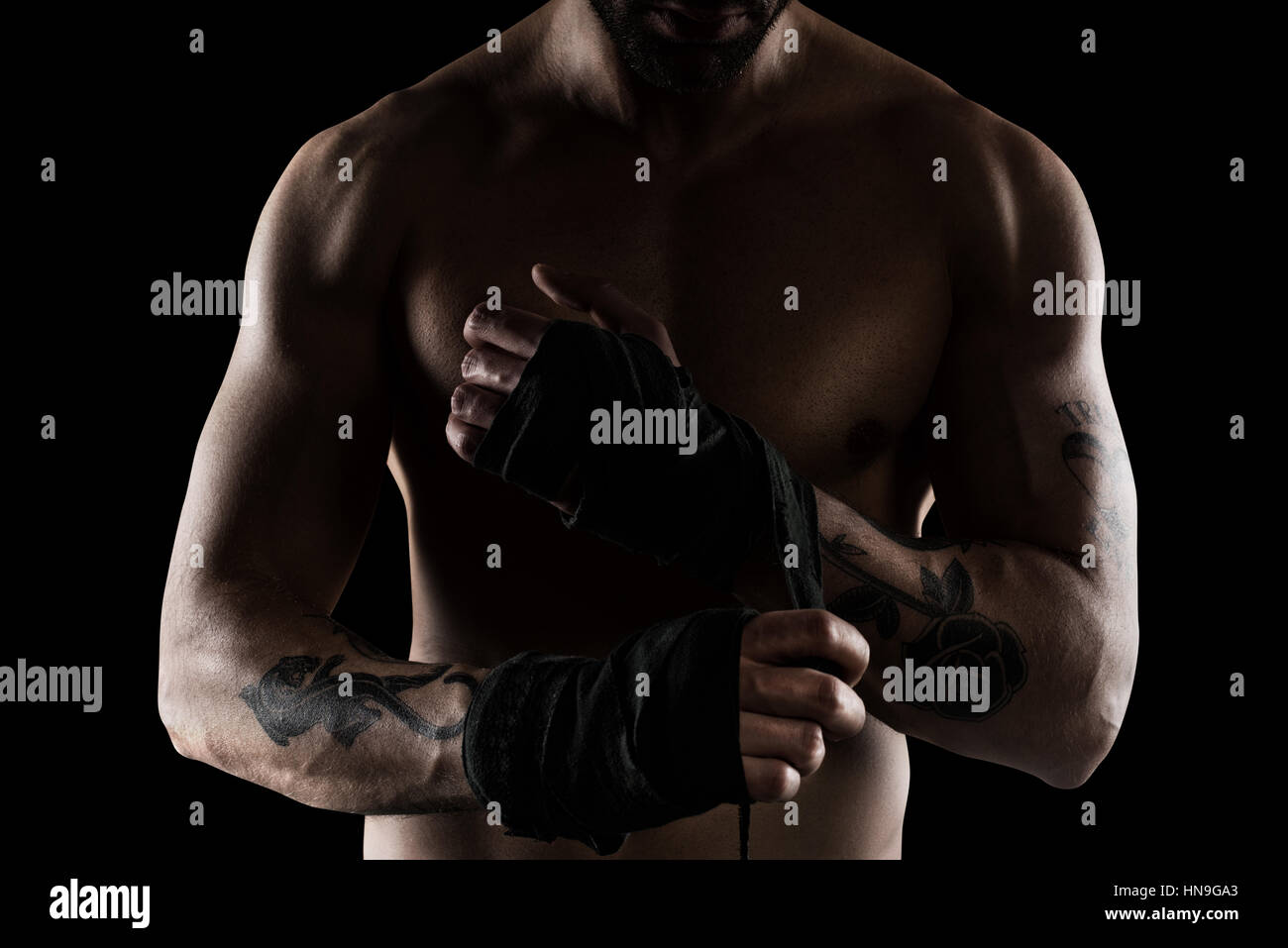 Boxer macht die Bänder mit seinen Händen Stockfoto