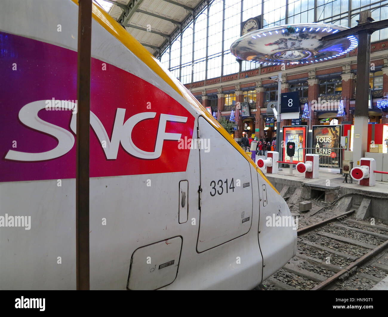 Ross Lovegrove 'UFO' Installation bei Lille Flandres Bahnhof, Frankreich als Teil des Lille3000 fantastisch, Winter 2012. Stockfoto