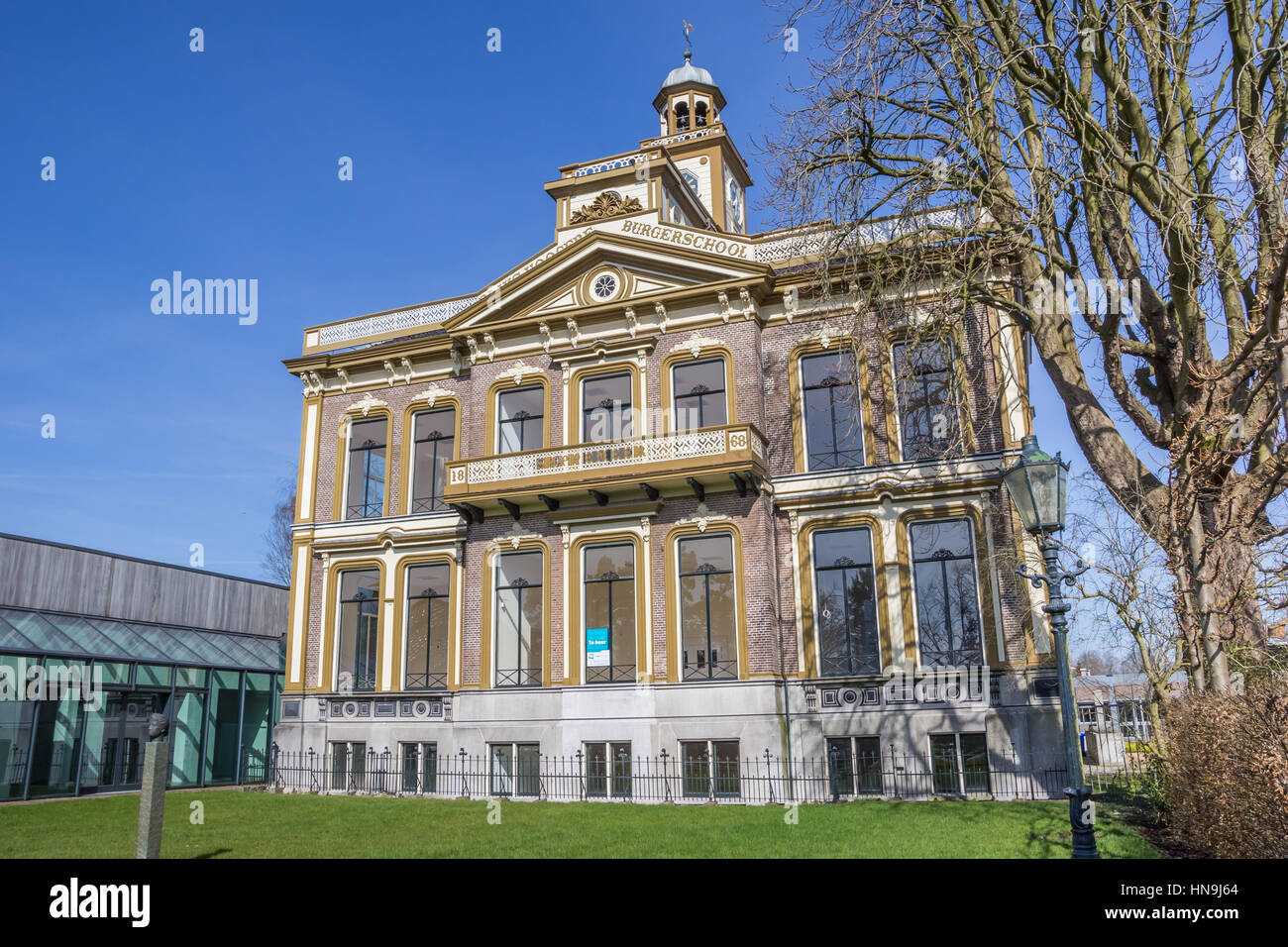 Ehemalige Schulgebäude in der Mitte des Sappemeer, Niederlande Stockfoto