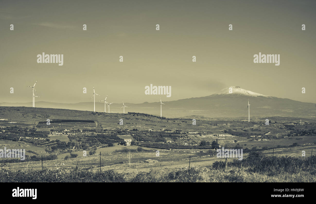 Windkraft-Anlagen gegen den Vulkan Ätna in Sepia Farbe Stockfoto