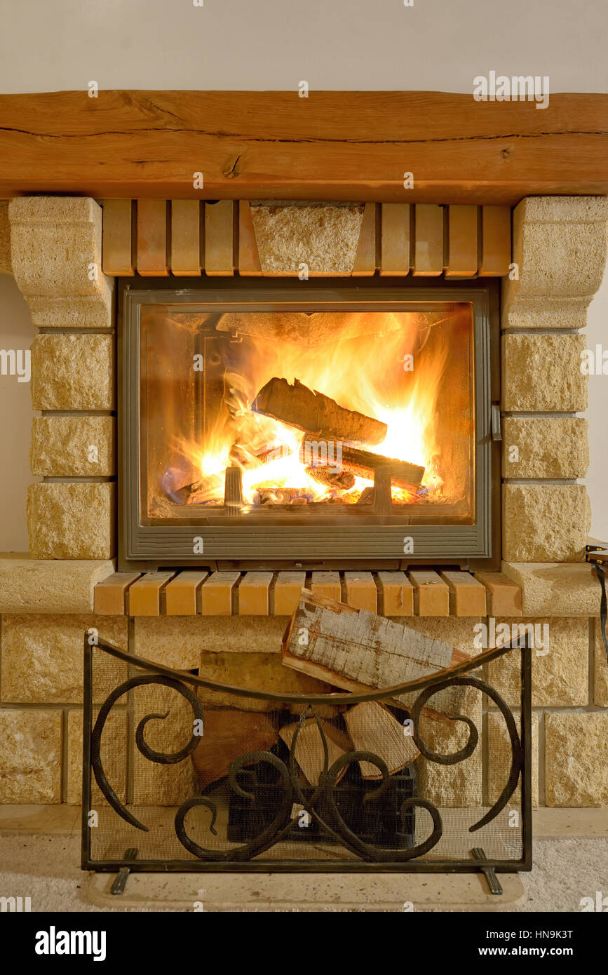 Knisternden Flammen im Kamin Stockfoto