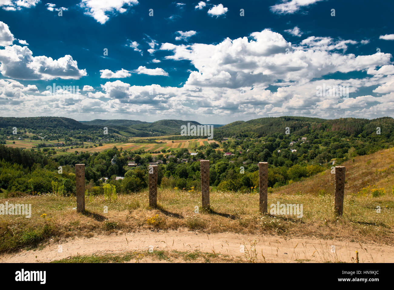 Schöne Berge Landschaft in Karpaten. Schönen blauen Himmel und Rock hoch oben in den Karpaten Stockfoto