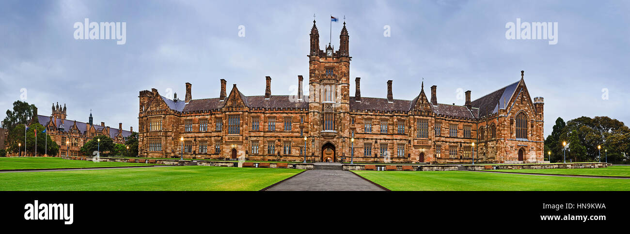 Fassade des historischen Gebäude in Sydney - Hauptsitz der Universität Campus. Breites Panorama der Haupteingang und gotische Türme. Stockfoto
