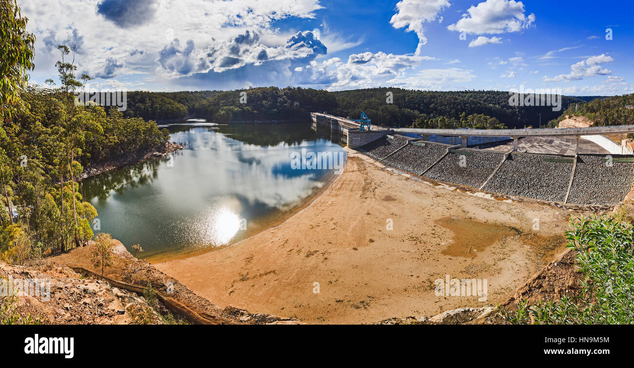 Panorama der Warragamba elektrische Staudamm am Nepean River in Sydney. Teil der verantwortungsvolle und nachhaltige Infrastruktur, große australische Stadt versorgen Stockfoto
