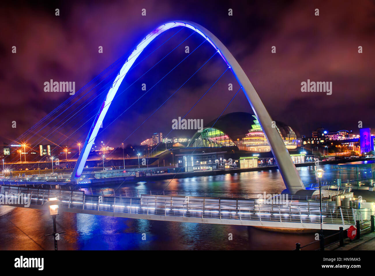 Die Millennium Bridge in der Nacht, Newcastle Gateshead, United Kingdom Stockfoto