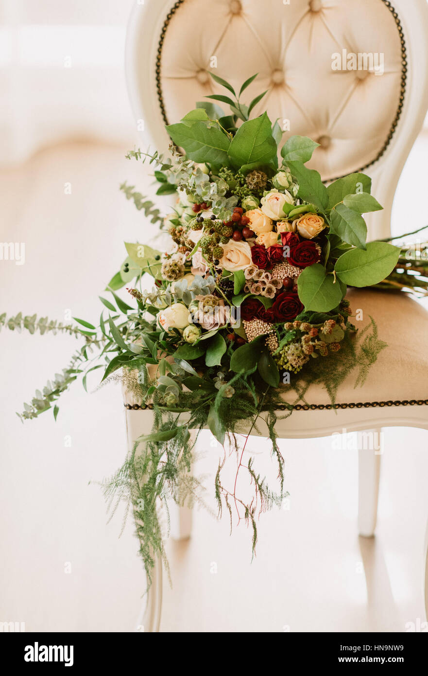 Schöne französische Hochzeit Bouquet auf einem eleganten weißen Stuhl Stockfoto