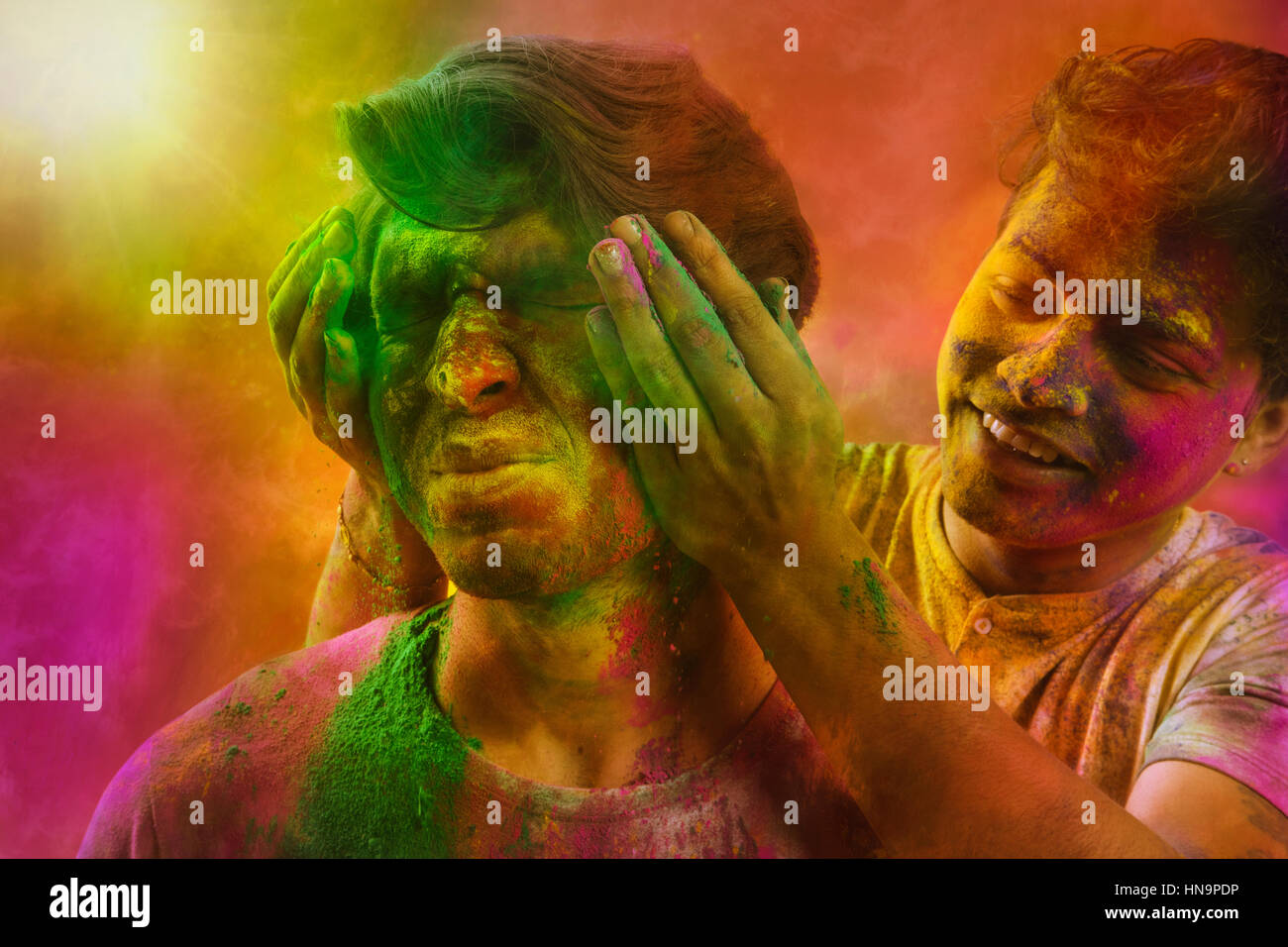 Junge indische Männer feiern Holi Stockfoto
