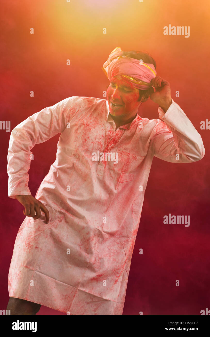 Junge indische Mann mit farbigen tanzen während Holi Flächenfarbe festival Stockfoto