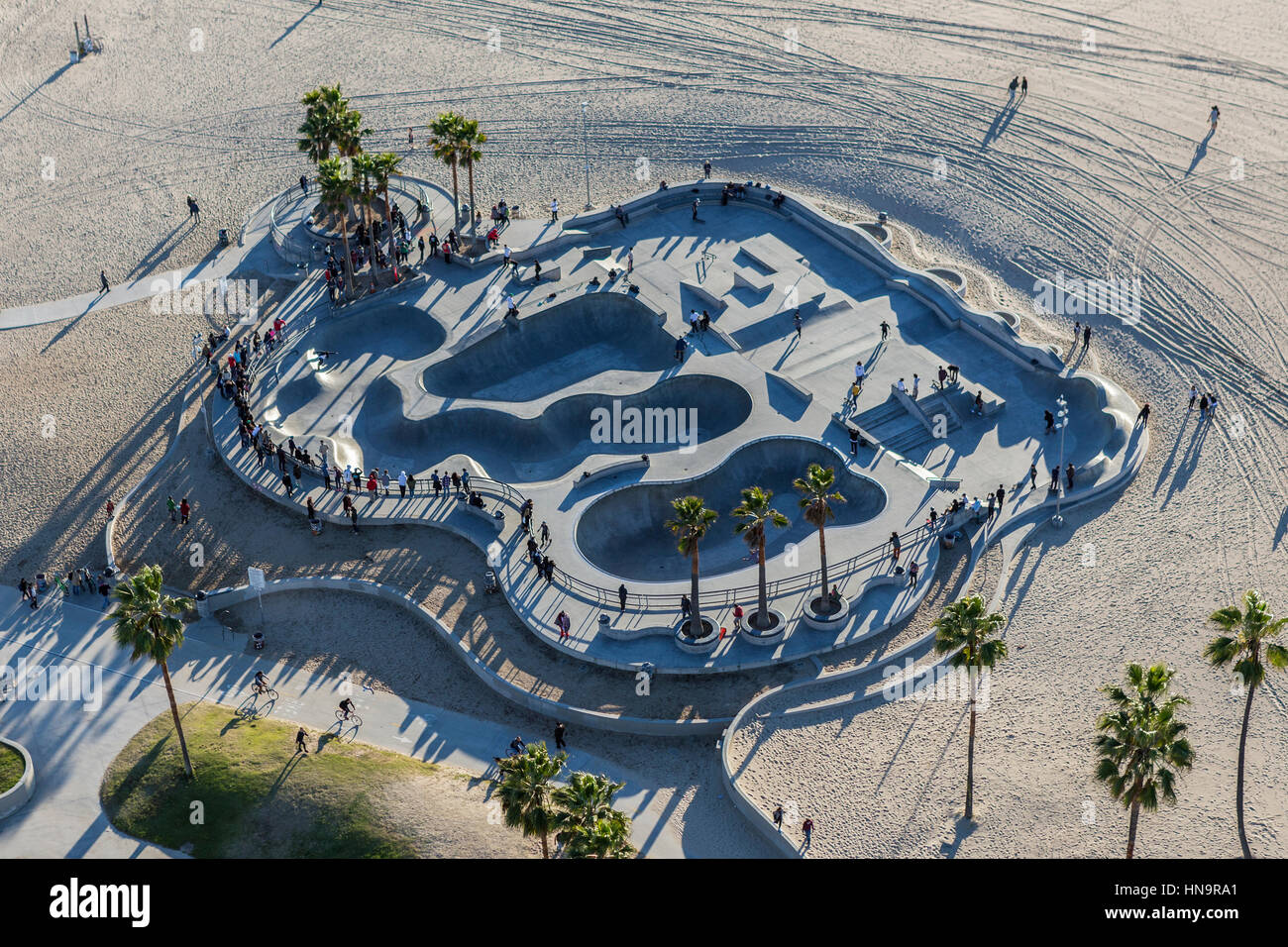 Los Angeles, Kalifornien, USA - 17. Dezember 2016: Antenne des beliebten Skateboard-Park am Venice Beach in Süd-Kalifornien. Stockfoto