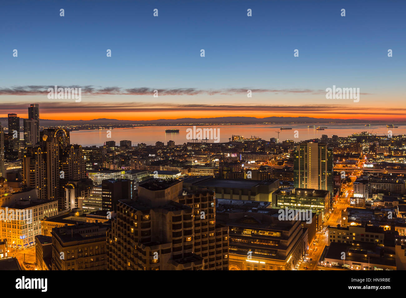 San Francisco, Kalifornien, USA - 14. Januar 2017: Leuchten Sie Sonnenaufgang über der Bucht von San Francisco. Stockfoto