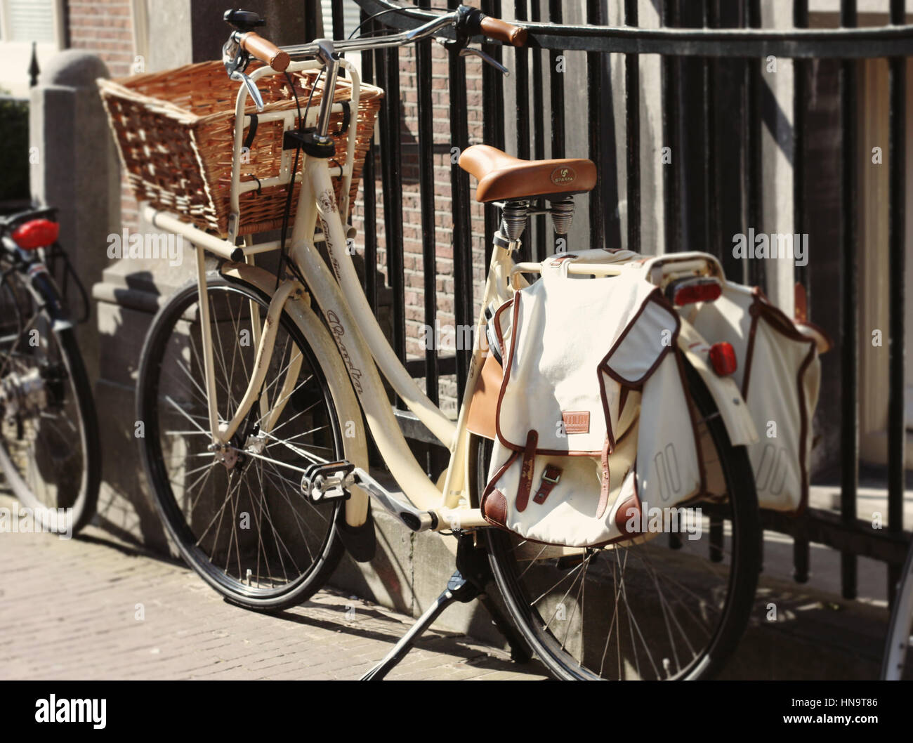 Weißen Fahrrad mit braunem Lederaccessoires in eines Amsterdams Straßen geparkt. Stockfoto