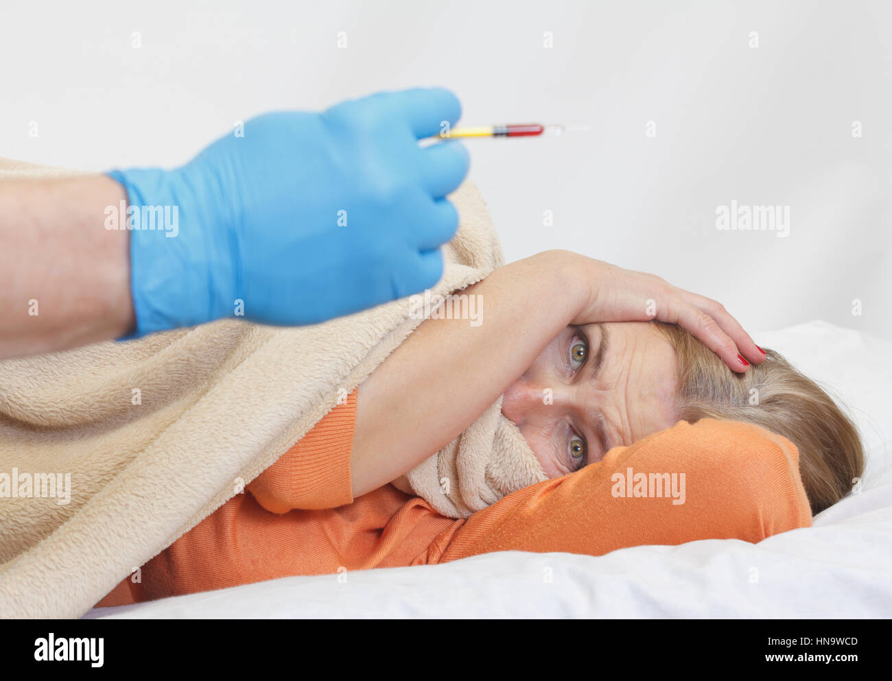 Nahaufnahme von einer Angst Frau bekommen eine Injektion Stockfoto