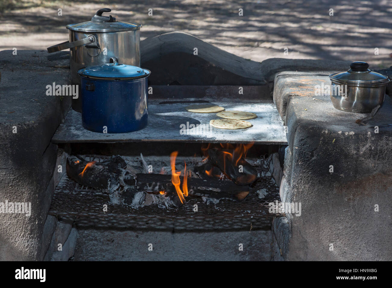 Tumacácori, Arizona - handgemachte Tortillas auf Holzfeuer während einer Demonstration des traditionellen Tortilla Making an Tumacácori National Historical Park. Stockfoto