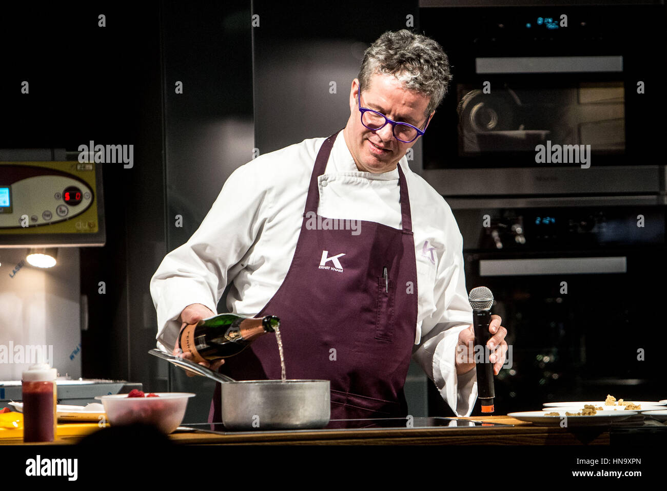 Mailand, Italien. 9. Februar 2017. Ernst Knam show-Kochen im Salon du Chocolat. Knam ist eine bekannte Person wegen der Teil einige tv-Programme über Gebäck werden Köche. Bildnachweis: Mairo Cinquetti/Pacific Press/Alamy Live-Nachrichten Stockfoto