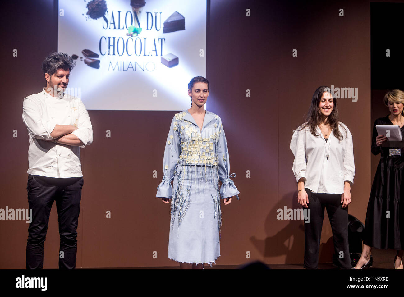 Mailand, Italien. 9. Februar 2017. Alessandro Servida präsentiert seine Mode-Kreation auf Schokolade Fashion Show am Salon du Chocolat 2017, die wichtigste Veranstaltung rund um die Schokolade der Welt. Bildnachweis: Mairo Cinquetti/Pacific Press/Alamy Live-Nachrichten Stockfoto