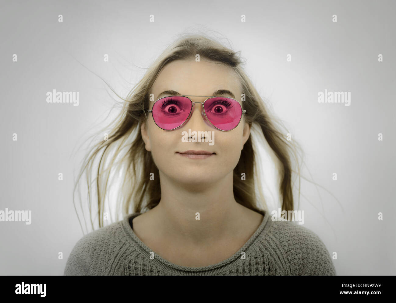 Frau Rosa Getönte Sonnenbrille Stockfoto