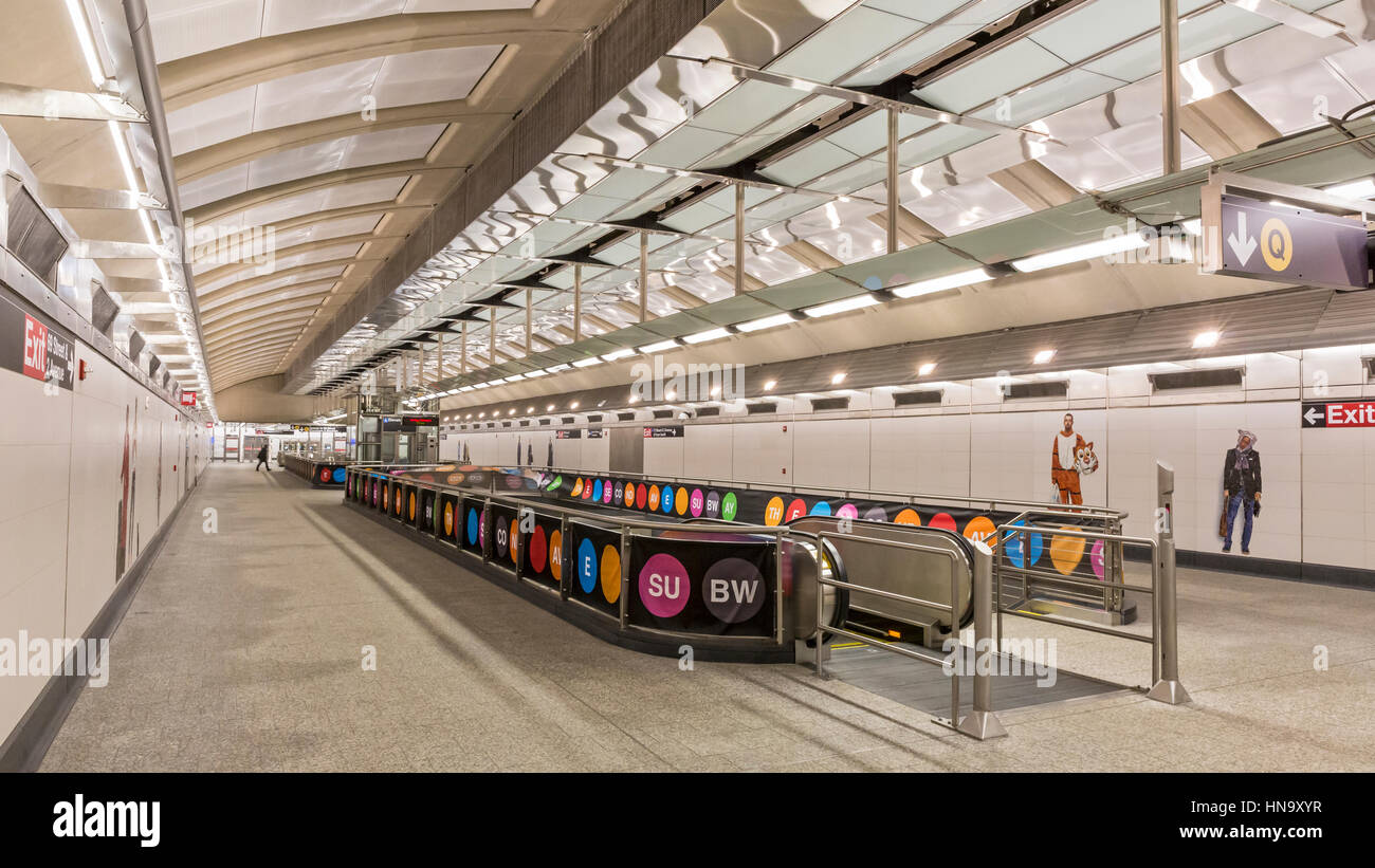 Februar 5, 2017: Die hell 72nd Street Bahnhofshalle des neuen zweiten Avenue Subway beleuchtet. Stockfoto