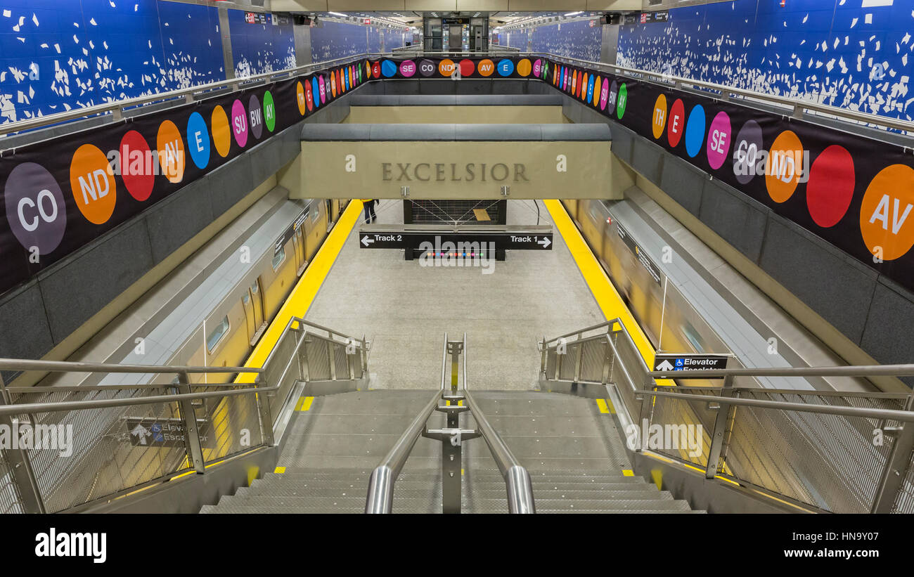 5. Februar 2017: Ein Zug Ankunft in der neuen 96th Street Q-Bahnsteig auf der Second Avenue U-Bahn-Linie, New York. Stockfoto