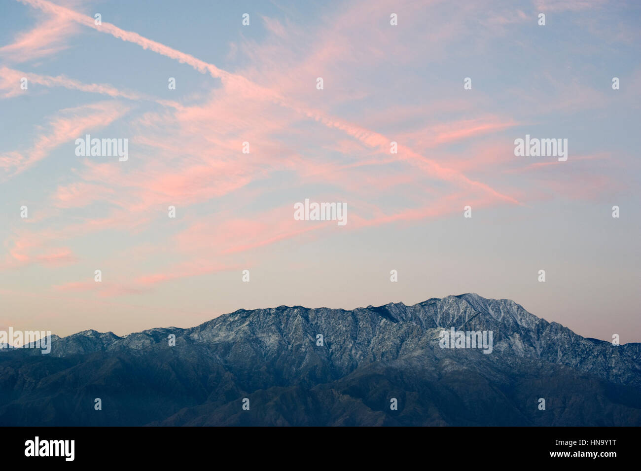 Schneebedeckte Berge in der Nähe von Palm Springs, Kalifornien im Morgengrauen. Stockfoto