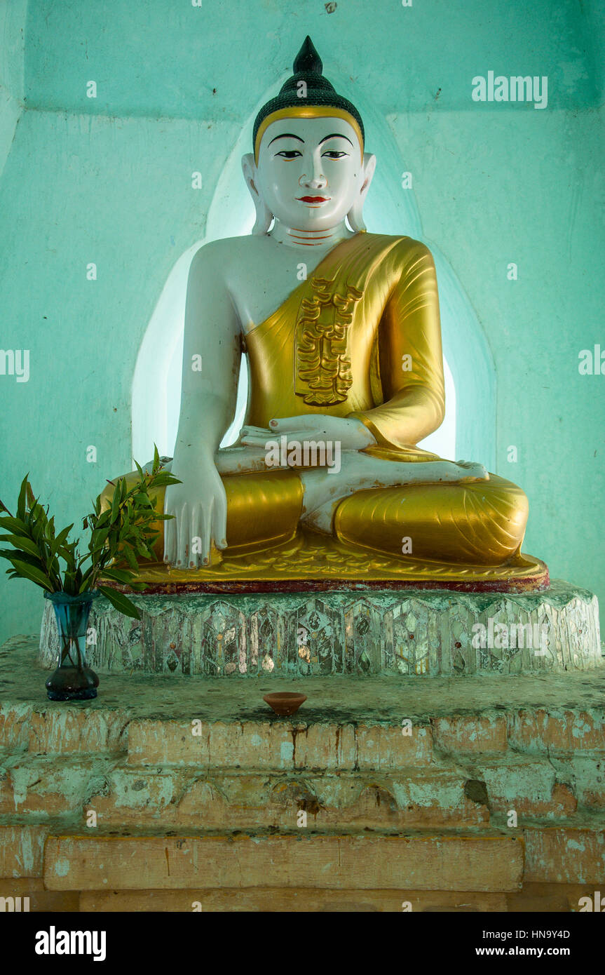 AMARAPURA, MYANMAR - 22. Januar 2013: meditieren goldenen Buddha, buddhistische stupa Stockfoto