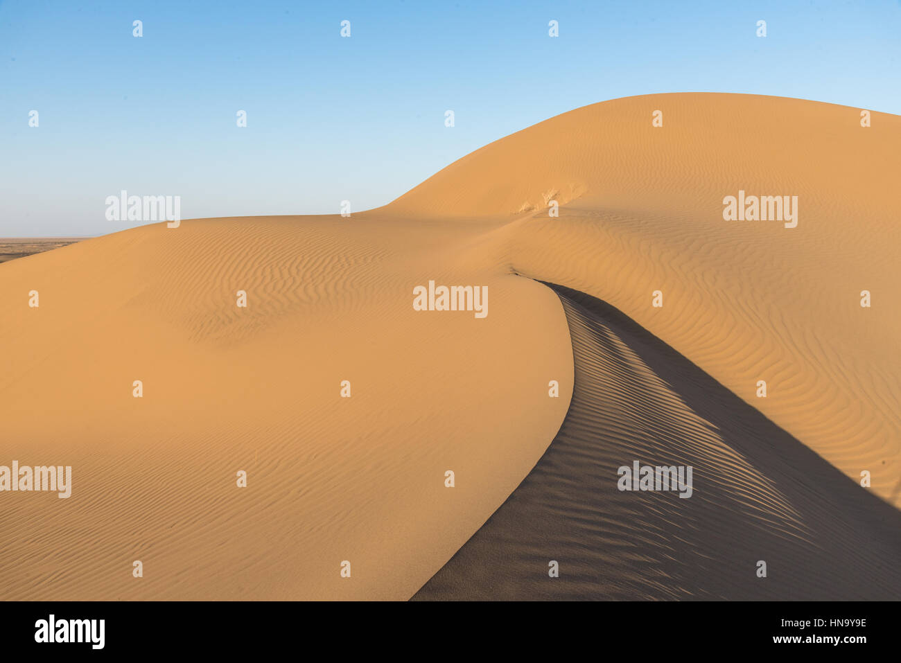 Sanddünen in der Wüste Dasht-e Kavir bei Sonnenuntergang im Iran Stockfoto